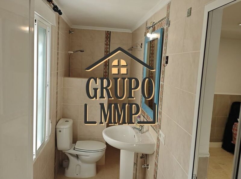 ¡Tu oasis junto al mar en OROPESA! Chalet versátil con 2 viviendas independientes y patio privado a 150m de la playa