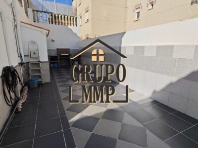 ¡Tu oasis junto al mar en OROPESA! Chalet versátil con 2 viviendas independientes y patio privado a 150m de la playa