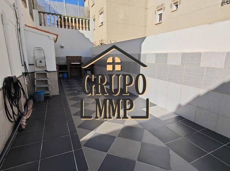 ¡Tu oasis junto al mar en OROPESA! Chalet versátil con 2 viviendas independientes y patio privado a 150m de la playa