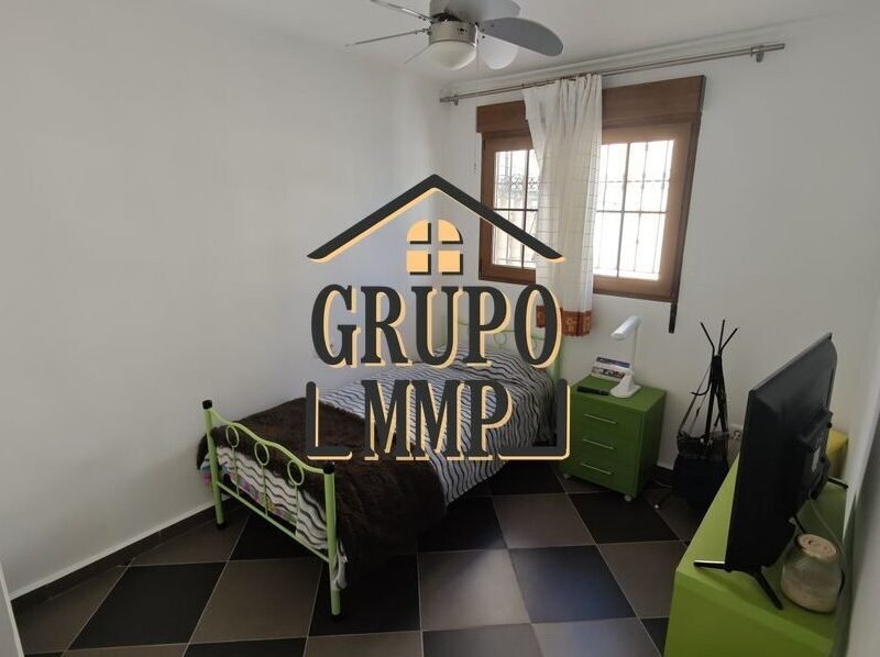 ¡Tu oasis junto al mar en OROPESA! Chalet versátil con 2 viviendas independientes y patio privado a 150m de la playa