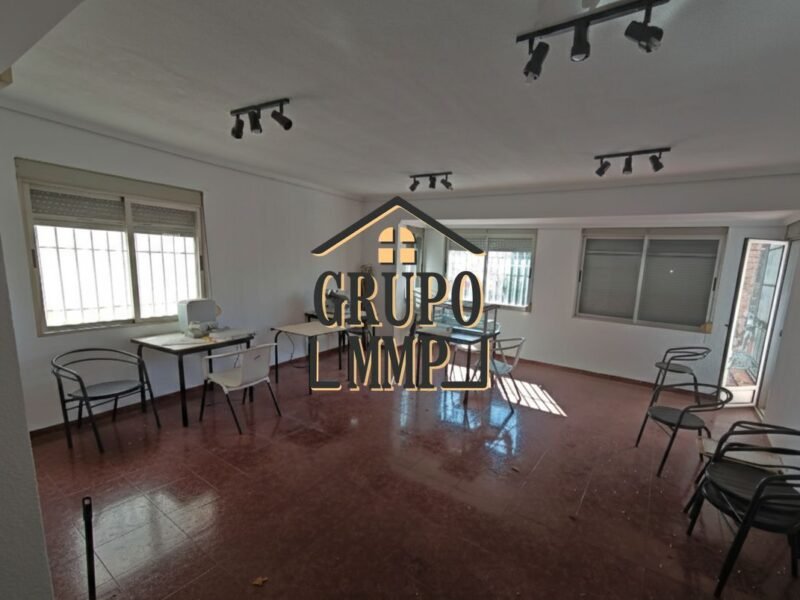 ¡OPORTUNIDAD ÚNICA! Edificio con Bar en Funcionamiento y Licencia – Junto a Av. Valencia