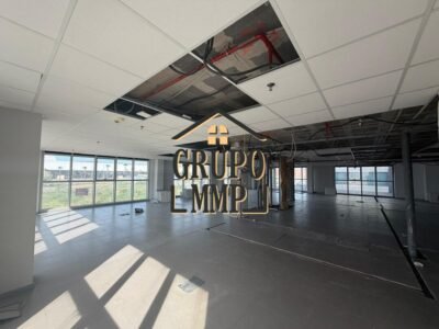 Máxima Visibilidad: Oficina Esquinera de 131 m² en Gumbau Center