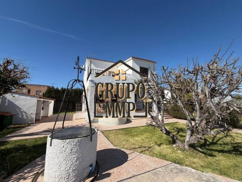 Chalet exclusivo con piscina y pádel junto a la Av. del Mar