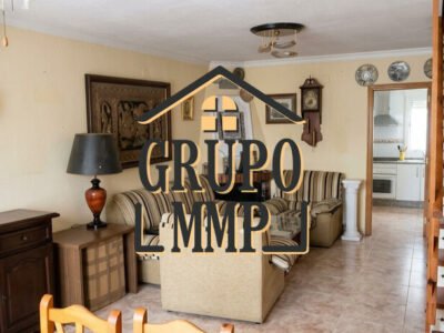 Adosado con Apartamento Independiente y Patio en Benicasim.