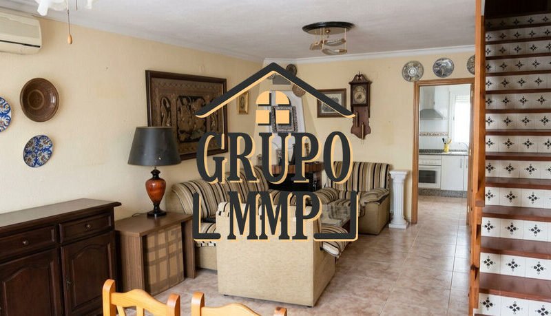 Adosado con Apartamento Independiente y Patio en Benicasim.