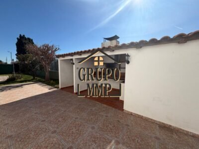Chalet exclusivo con piscina y pádel junto a la Av. del Mar