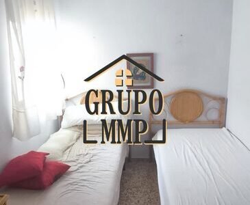 Adosado con Apartamento Independiente y Patio en Benicasim.