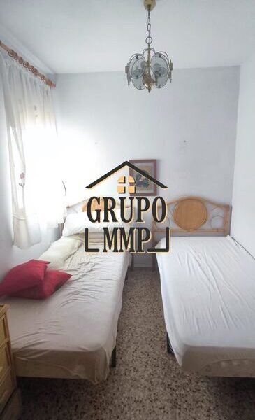 Adosado con Apartamento Independiente y Patio en Benicasim.