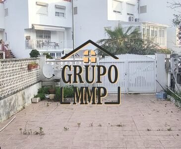 Adosado con Apartamento Independiente y Patio en Benicasim.
