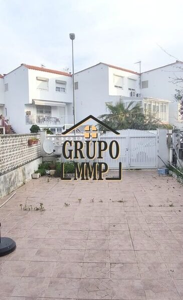 Adosado con Apartamento Independiente y Patio en Benicasim.