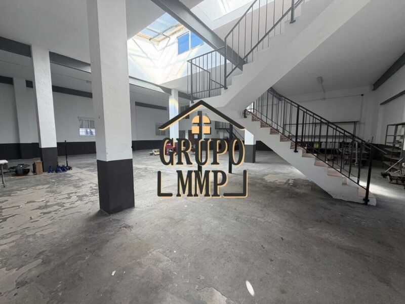 Nave estratégica y diáfana con 3.526m² de terreno rústico polivalente