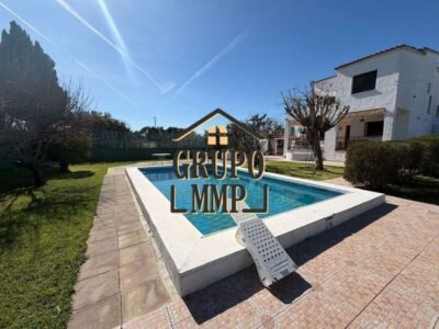 Chalet exclusivo con piscina y pádel junto a la Av. del Mar