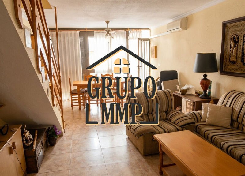 Adosado con Apartamento Independiente y Patio en Benicasim.