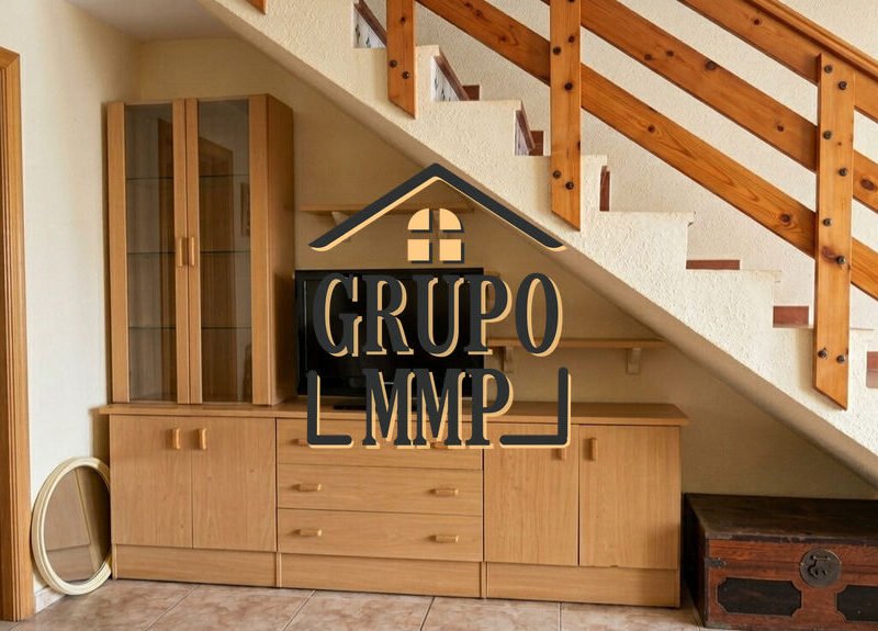 Adosado con Apartamento Independiente y Patio en Benicasim.