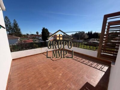 Chalet exclusivo con piscina y pádel junto a la Av. del Mar