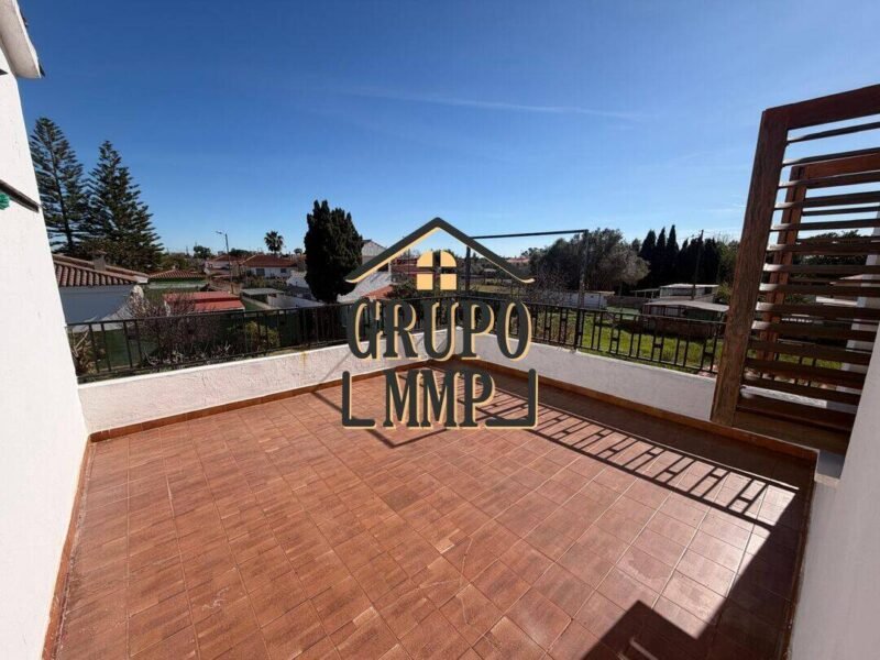 Chalet exclusivo con piscina y pádel junto a la Av. del Mar