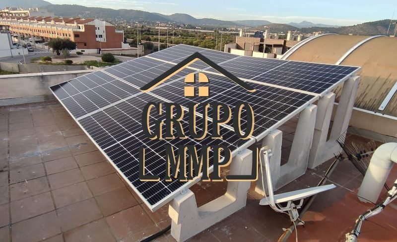 ¡Ahorro Energético Total! Adosado Seminuevo con Placas Solares y Gran Garaje