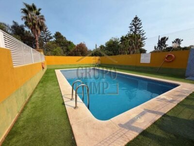 ¡Tu oasis a 300m del mar! Adosado con terraza, piscina y garaje en Playa de Almassora