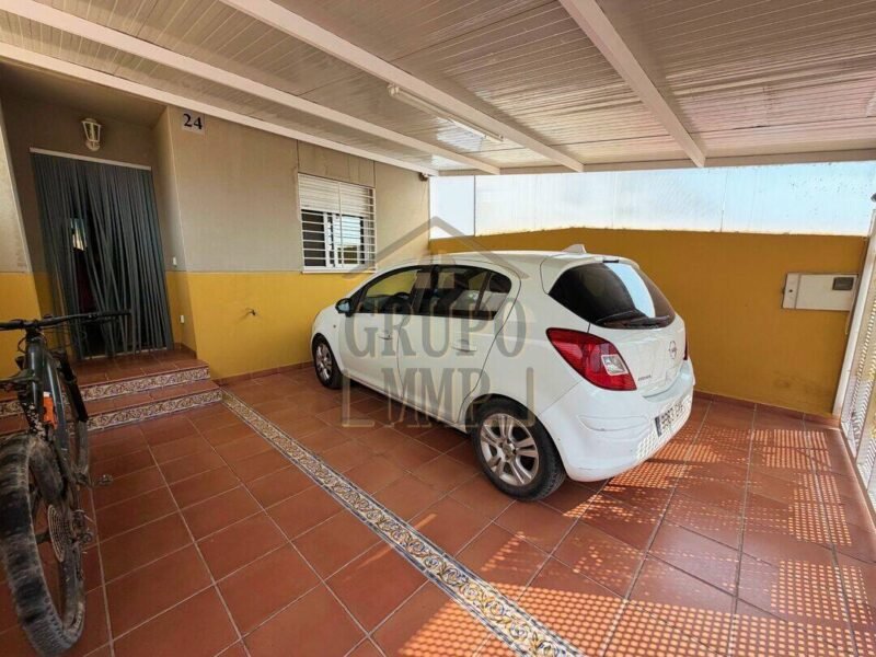 ¡Tu oasis a 300m del mar! Adosado con terraza, piscina y garaje en Playa de Almassora