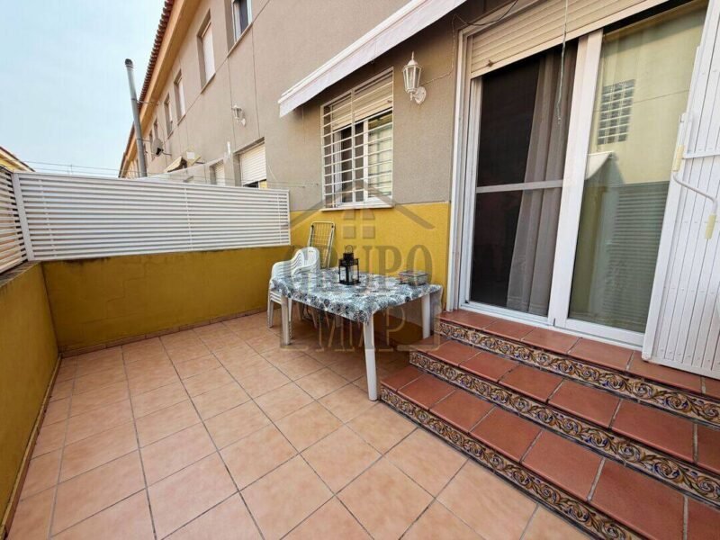 ¡Tu oasis a 300m del mar! Adosado con terraza, piscina y garaje en Playa de Almassora