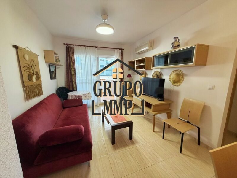 Acogedor y luminoso apartamento con terraza y piscina en Magic World