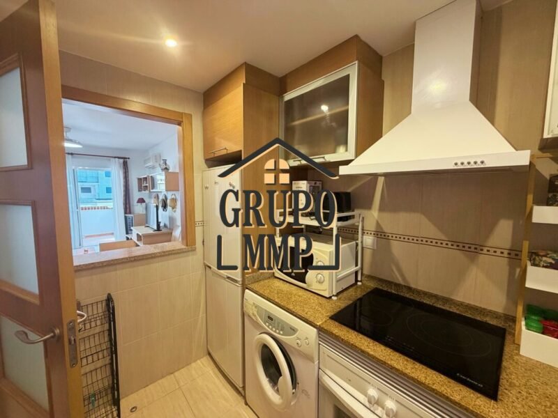 Acogedor y luminoso apartamento con terraza y piscina en Magic World
