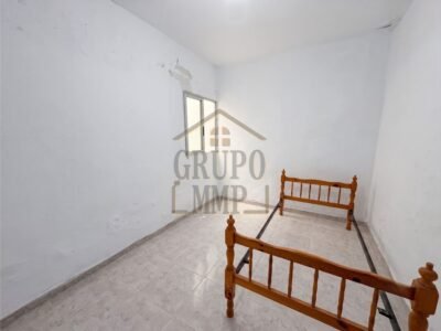 Casa de pueblo con gran patio, terraza y acceso a dos calles en Vila-real: ¡Crea tu hogar a medida!