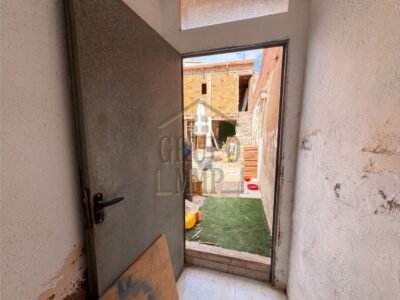 Casa de pueblo con gran patio, terraza y acceso a dos calles en Vila-real: ¡Crea tu hogar a medida!