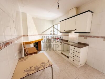 Casa de pueblo con gran patio, terraza y acceso a dos calles en Vila-real: ¡Crea tu hogar a medida!